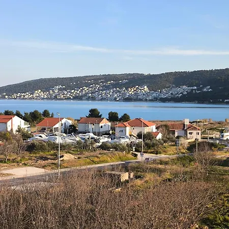 アパート Lavel トロギール